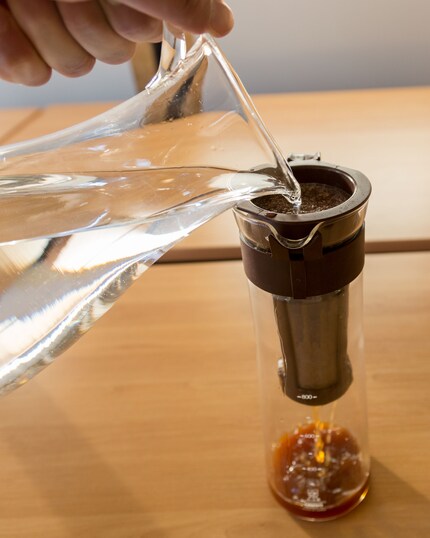 Immer schön giessen: Mit kaltem Wasser wird der Cold Brew zubereitet.