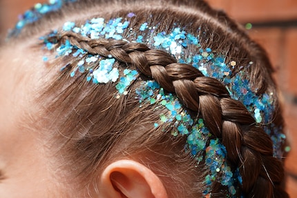 Das blaue Glitzer-Gel ist nicht nur ein funkelnder Eye-Catcher, sonder schafft auch einen Kontrast, der den Zopf besser zur Geltung bringt.