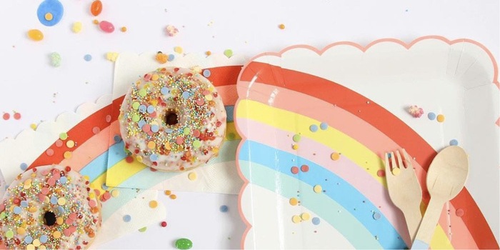 Les couleurs de l'arc-en-ciel sont parfaites pour les goûters d'anniversaire. Image: Meri Meri Les couleurs de l'arc-en-ciel sont parfaites pour les goûters d'anniversaire. Image: Meri Meri