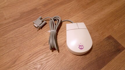 Die Maus hat einen COM-Anschluss.