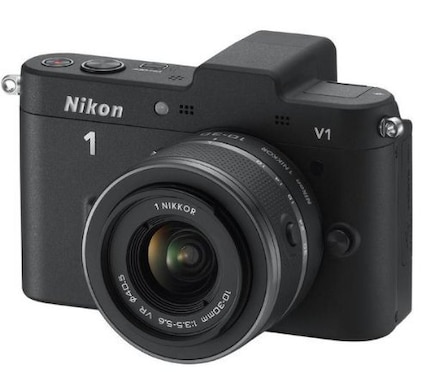 Le Nikon 1 V1 était compact, il avait un viseur, une fonction de prise de vue en rafale et une sorte d'enregistrement en continu pour ne rien rater. Pour les photographes ambitieux, il manquait néanmoins d'éléments de commande mécaniques.