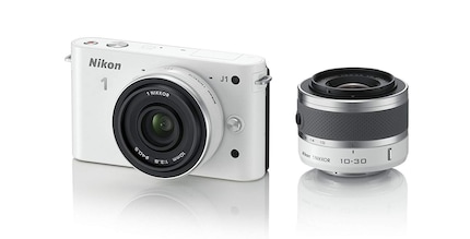 Le J1 et le V1 étaient les modèles du premier Nikon 1. Un effort considérable a été déployé pour minimiser ses dimensions et on pouvait l'acheter dans de nombreuses couleurs.