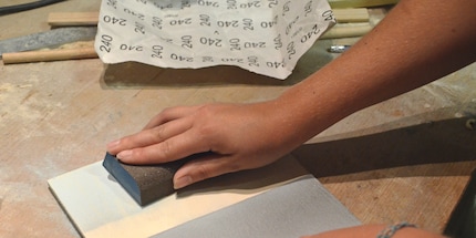 Für den Vintage-Effekt muss die aufgetragene Farbe teilweise wieder runter.