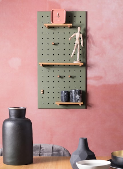 «Pegboard Bundy» – a handy shelf and eye-catcher in one. Image: Zuiver