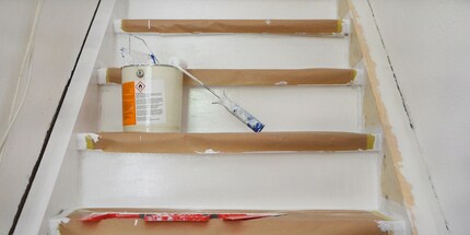 La peinture blanche rend l'escalier beaucoup plus lumineux.