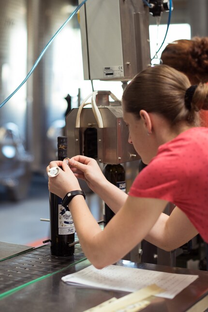 Finitura manuale: l'etichetta con il marchio di qualità non poteva essere incollata meccanicamente.