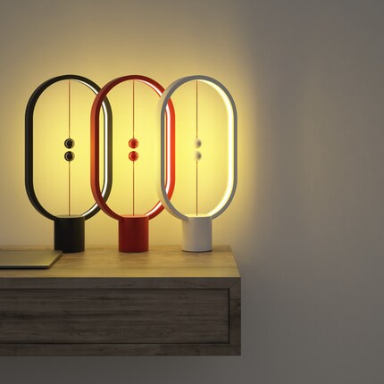 Utilisez les petites billes magnétiques pour allumer ou éteindre la lampe «Heng Balance Ellipse». Bild: Allocacoc