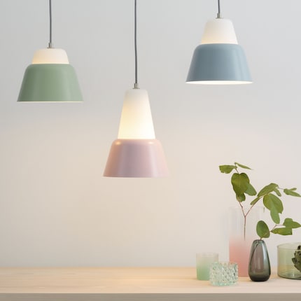 En verre opale soufflé bouche, la lampe «Modu» diffuse une lumière douce. Bild: Teo