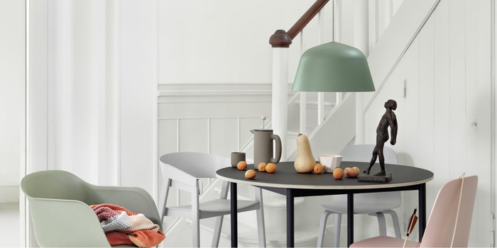 Les abat-jours colorés comme ceux de la marque Ambit s'intègrent facilement dans votre intérieur, surtout lorsque leurs couleurs se reflètent dans le mobilier et les accessoires. Image : Muuto