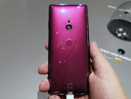 Das Bordeauxrot wirkt je nach Lichteinfall dunkelrot oder fast pink