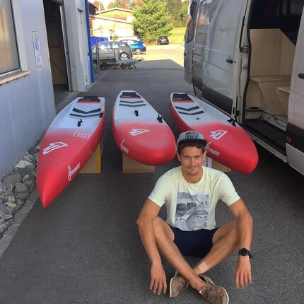 Drei Boards für alle Fälle: Alain mit seiner Ausrüstung, das Flachwasser-Board siehst du links.