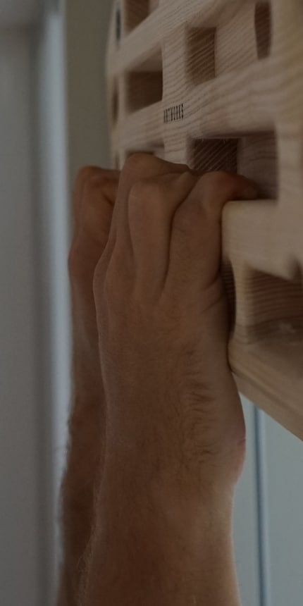 Eine aufgestellte Haltung solltest du wegen der Belastung für die Gelenke sein lassen (rechts).