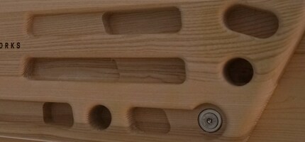 Ein Hangboard hat unterschiedlich weite und tiefe Griffe.