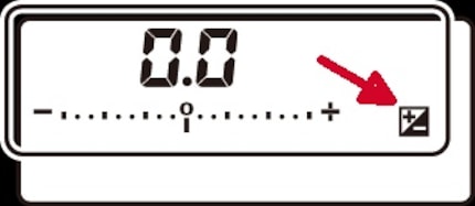 Le symbole pour la correction d’exposition sur le bouton et l’affichage.