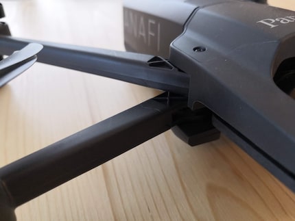 Ein gebrochener Arm bedeutet zum Glück nicht, dass die Drohne nicht mehr fliegen könnte.