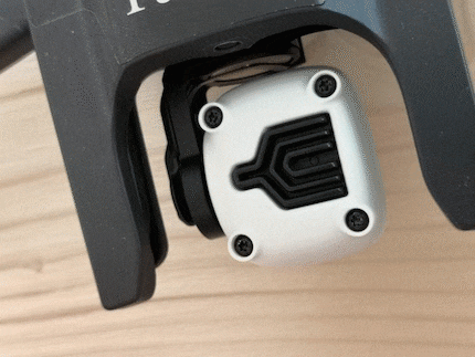 Eine um 180 Grad schwenkbare Kamera. Dafür ist sie nur auf zwei Achsen stabilisiert.
