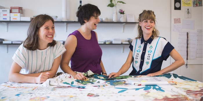 Questo trio rispolvera i design convenzionali di asciugamani e tende da doccia. Nella foto da sinistra a destra: Mirjam, Eva e Johanna. Questo trio rispolvera i design convenzionali di asciugamani e tende da doccia. Nella foto da sinistra a destra: Mirjam, Eva e Johanna.