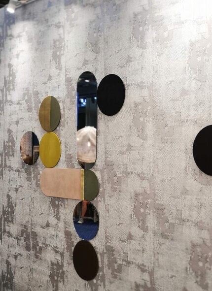 Pêle-mêle: signés par le studio Sol Leccia, les miroirs muraux de formes et de tailles différentes s’assemblent au gré des envies.