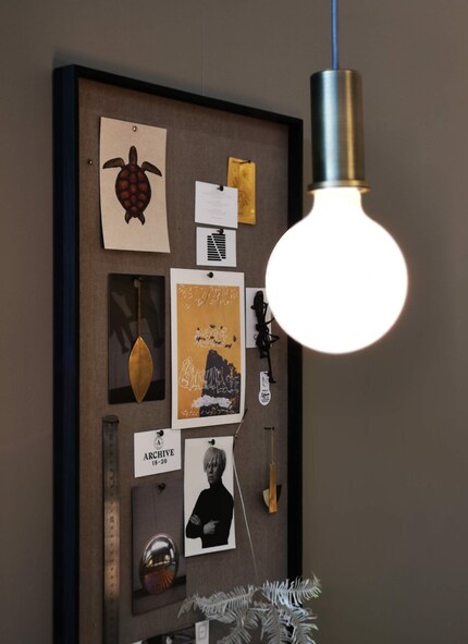 Ferm Living se démarque: un cadre pour photo recouvert non pas d’une vitre, mais d’un morceau de tissus sur lequel épingler des choses.