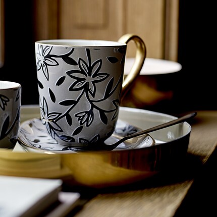 Servi sur un plateau doré, votre café du matin a bien meilleure allure.