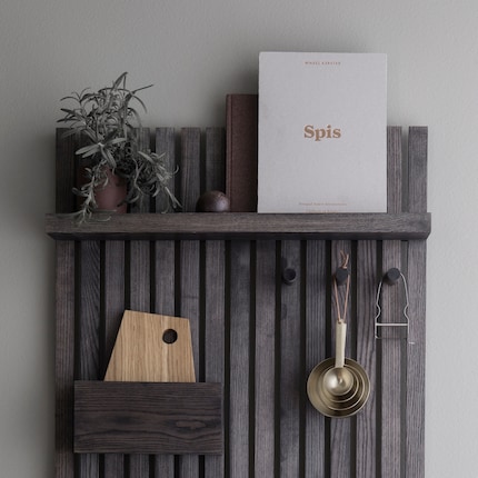 Montrez vos ustensiles! Au mur, les accessoires dorés peuvent vite se transformer en point de mire. Photo: Ferm Living