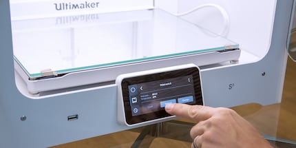 Puoi controllare facilmente la Utlimaker S5 tramite il touchscreen. (Foto: Ramon Schneider)