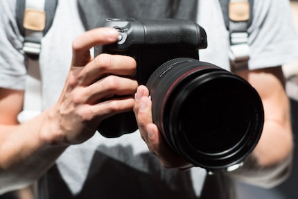 Das 24-70-mm-Objektiv mit durchgängiger Lichstärke f/2 ist ein schweres Möbel.