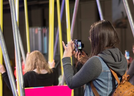 Die Besucherinnen bekamen auf Wunsch auch eine Kamera zum Ausprobieren