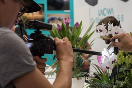 Das Objektiv hat zwar LED-Lämpchen am Ende integriert, aber das reicht nicht immer.