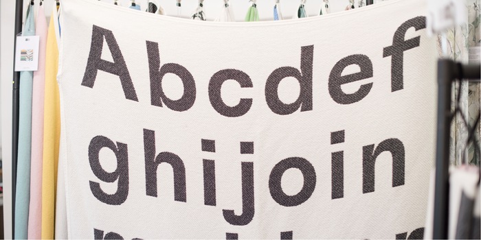 A prima vista, l'alfabeto sulla coperta, che è stato creato in collaborazione con lo studio grafico di Zurigo "Moiré", sembra convenzionale. Solo al secondo sguardo scopro il richiamo nascosto alle coccole: "Join Me".