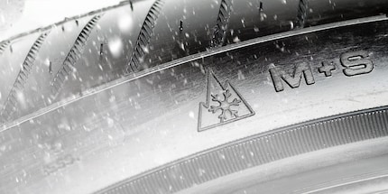 C'est surtout le flocon de neige qui ne doit pas manquer sur votre pneu hiver.