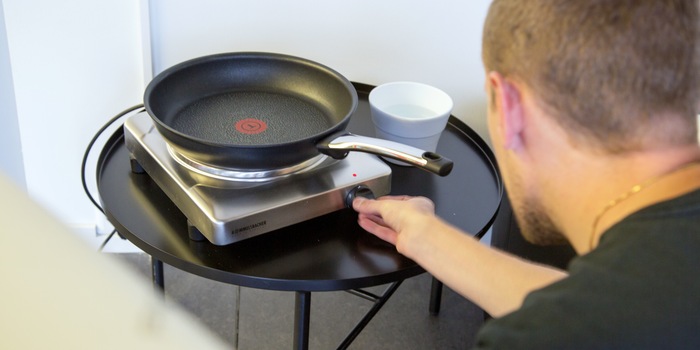 Je suis aussi un fer à repasser - la poêle à frire peut-elle remplacer l'outil ménager traditionnel ?