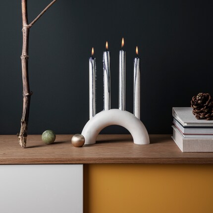 Hier trifft robuster Marmor auf eine schlichte Form und weiches Kerzenlicht. Bild: Ferm Living