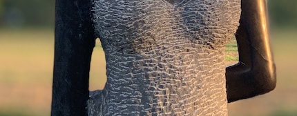 iPhone Xs: Gap correct on the left, wrong on the right