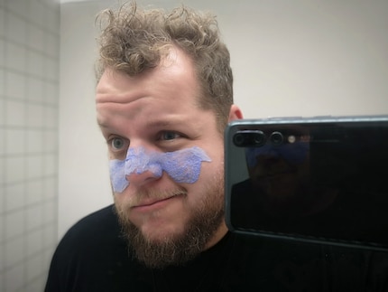 Sex appeal straight ahead: Dominik, the mask and a mirror selfie on the loo.