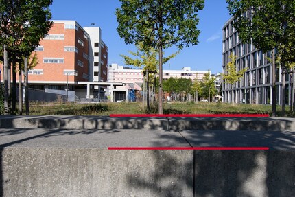 Ici, les lignes proches sont parallèles à la caméra. Celle de derrière (bâtiment) est toujours légèrement inclinée