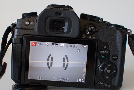 Horizon virtuel sur un appareil photo Panasonic. Le jaune signifie : attention, la ligne est inclinée. De plus, la caméra est également inclinée (barres verticales).