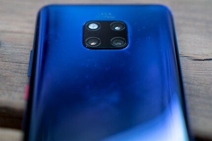 Drei Kameras und ein Blitz sind im Quadrat angeordnet