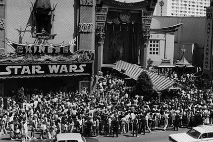 The «TCL Chinese Theatre» in Los Angeles in the summer of 1977: Everyone wants to see «Star Wars»