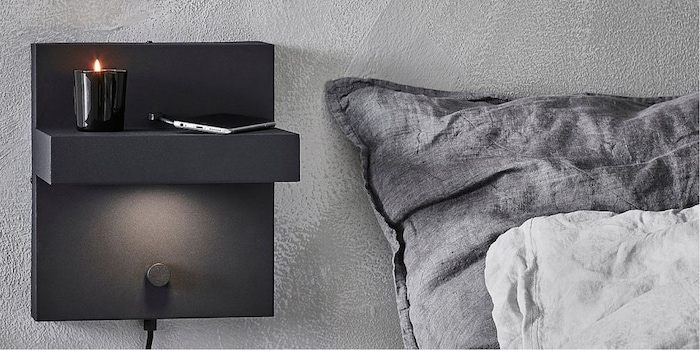 «Kubik» ist clever: Die platzsparende Lösung eignet sich als Nachttisch sowie -lampe im Schlafzimmer. Bild: Markslöjd «Kubik» ist clever: Die platzsparende Lösung eignet sich als Nachttisch sowie -lampe im Schlafzimmer. Bild: Markslöjd
