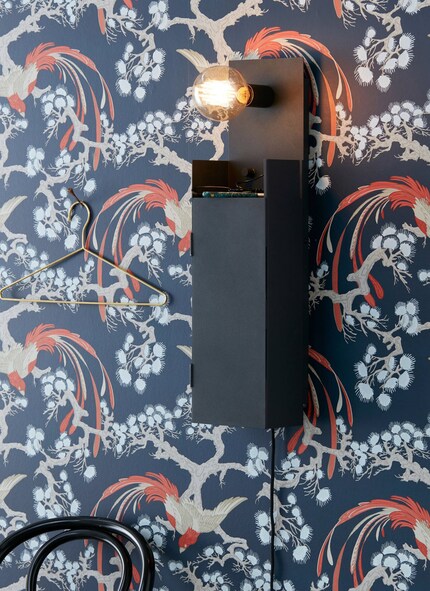 «Combo» lässt sich dimmen und stellt nur sein Leuchtmittel zur Schau: Das, was die Wandleuchte verstecken möchte, beherbergt sie in ihrem Kasten.