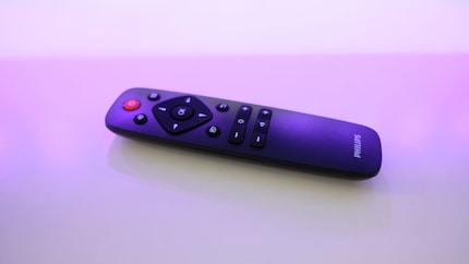 Da der Momentum ein Monitor und kein TV ist, kommt die Fernbedienung mit wenig Tasten aus.