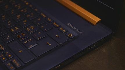 Il pulsante di accensione è posizionato in modo scomodo.
