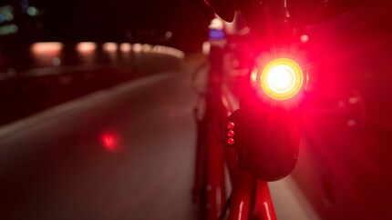 La Varia RTL510 est lumineuse et se cache derrière la tige de selle.