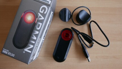 Le radar de vélo, deux variantes de support et un câble de recharge sont inclus dans la livraison.