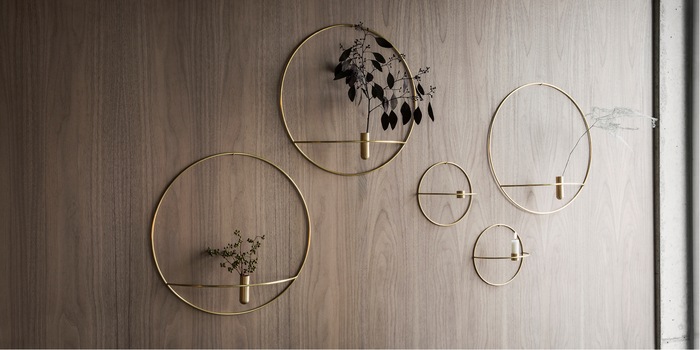 This runs - not only for Advent: a clear form language makes these candle holders for the wall a timeless decoration. Image: Menu