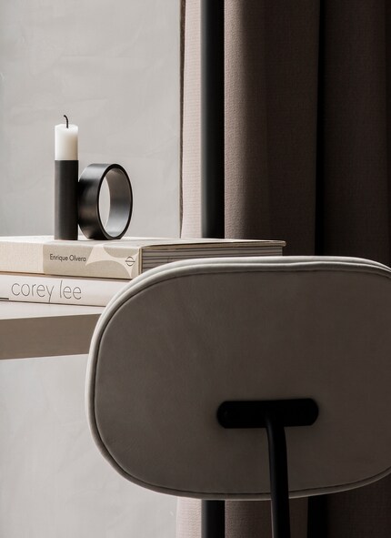 Even unused, the candlestick «Balance» impresses with its sculptural character. Image: Menu