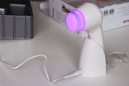 Lumière bleue : lorsque la brosse est complètement chargée, elle passe du mode clignotant au mode allumé en permanence.