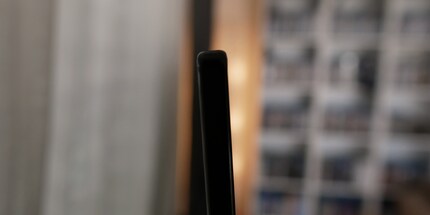 Das Panel ist mit 1 cm nicht dicker als mein Zeigefinger