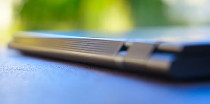 Gli altoparlanti integrati nella cerniera sono un punto di forza del design.